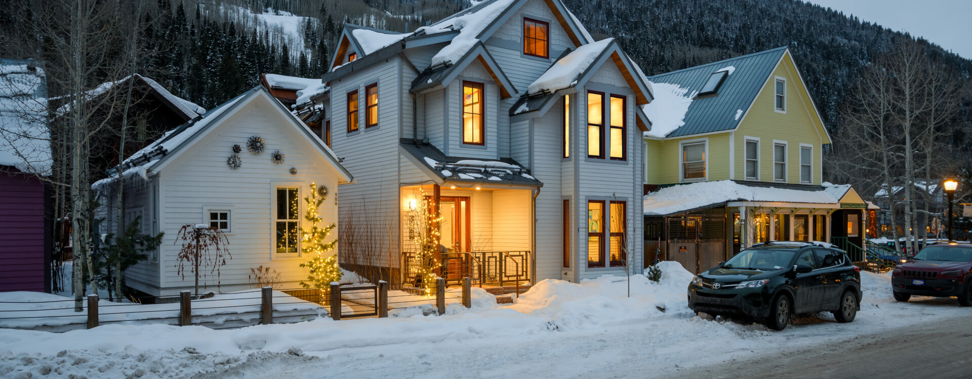 1.03-telluride-local-luxury-winter-exterior-glow