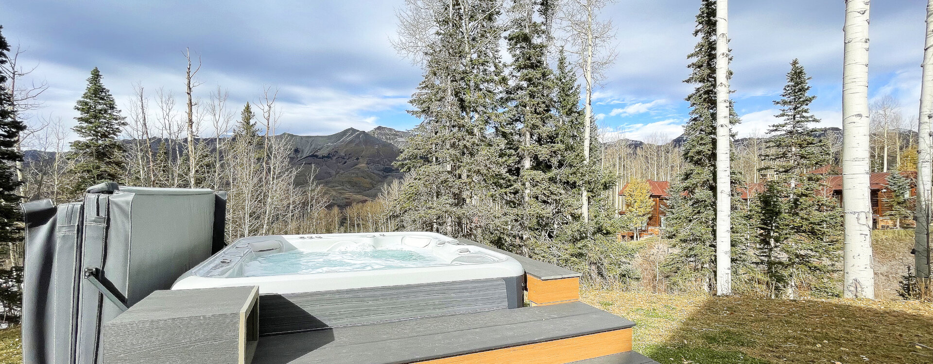 10.03-MV-Alpen-Ridge-exterior-hot-tub-1