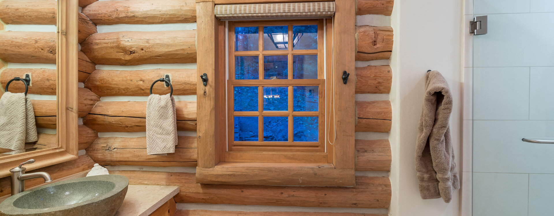 14-Telluride-Yellow-Brick-Cabin-Main-Level-Guest-Bathroom