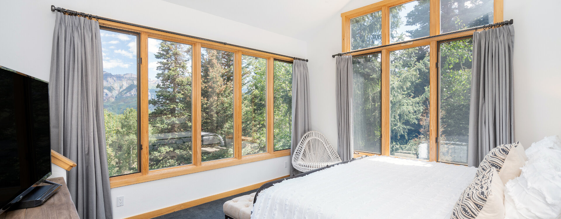 15-Telluride-Polar-Queen-Master-Bedroom