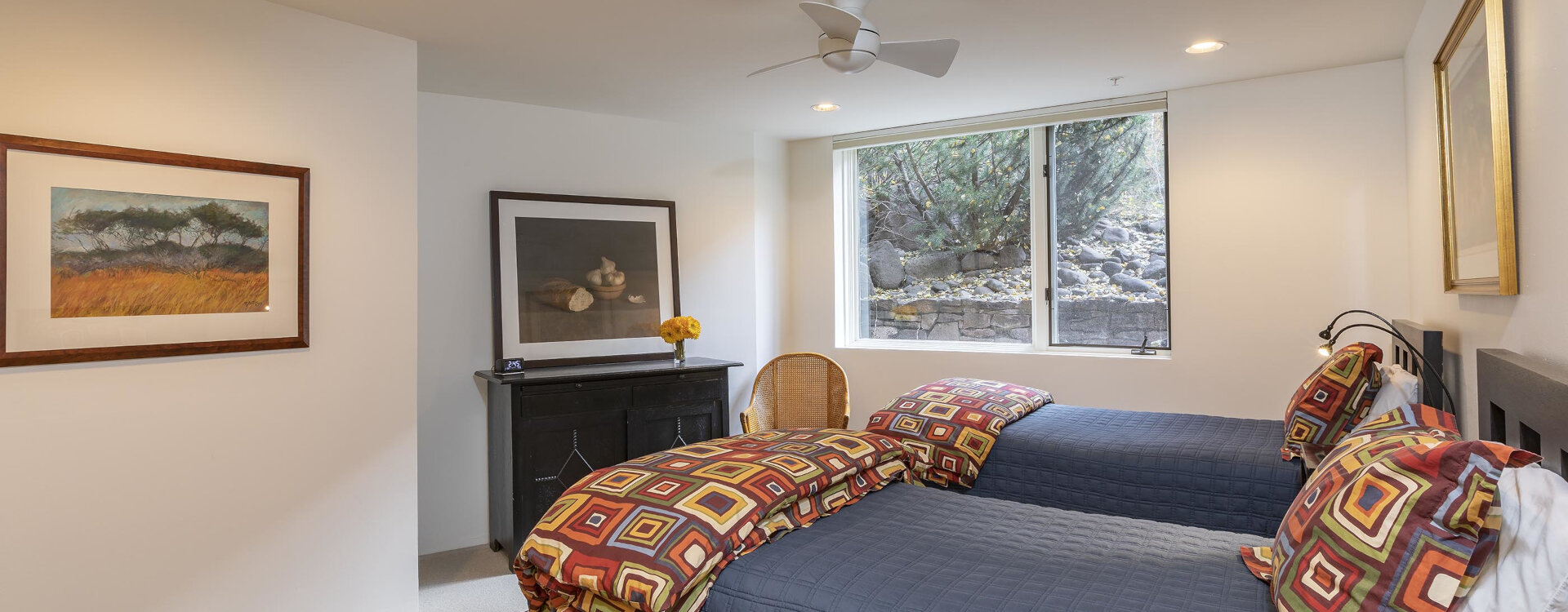 2.07-telluride-rivers-edge-retreat-Guest-bedroom-2