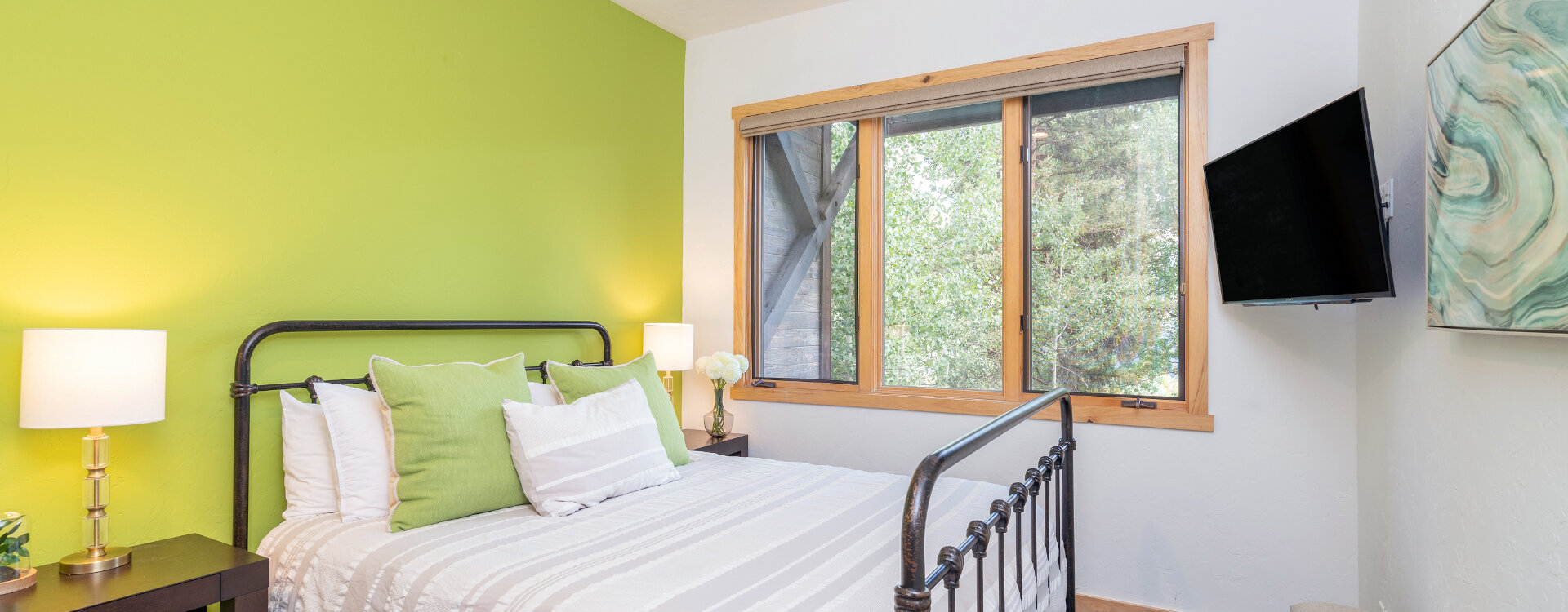 20-Telluride-Polar-Queen-Guest-Bed-2