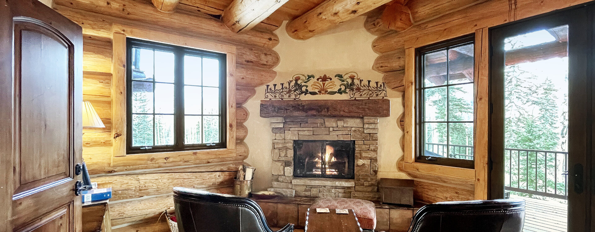 5.01-Mountain-Village-Vacation-Rental-Hilltop-Hideaway-Main-level-fireplace-sitting-area-1