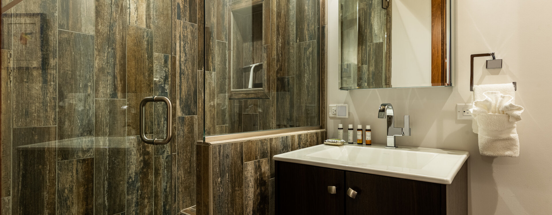 7.02-telluride-local-luxury-bunk-suite-bathroom