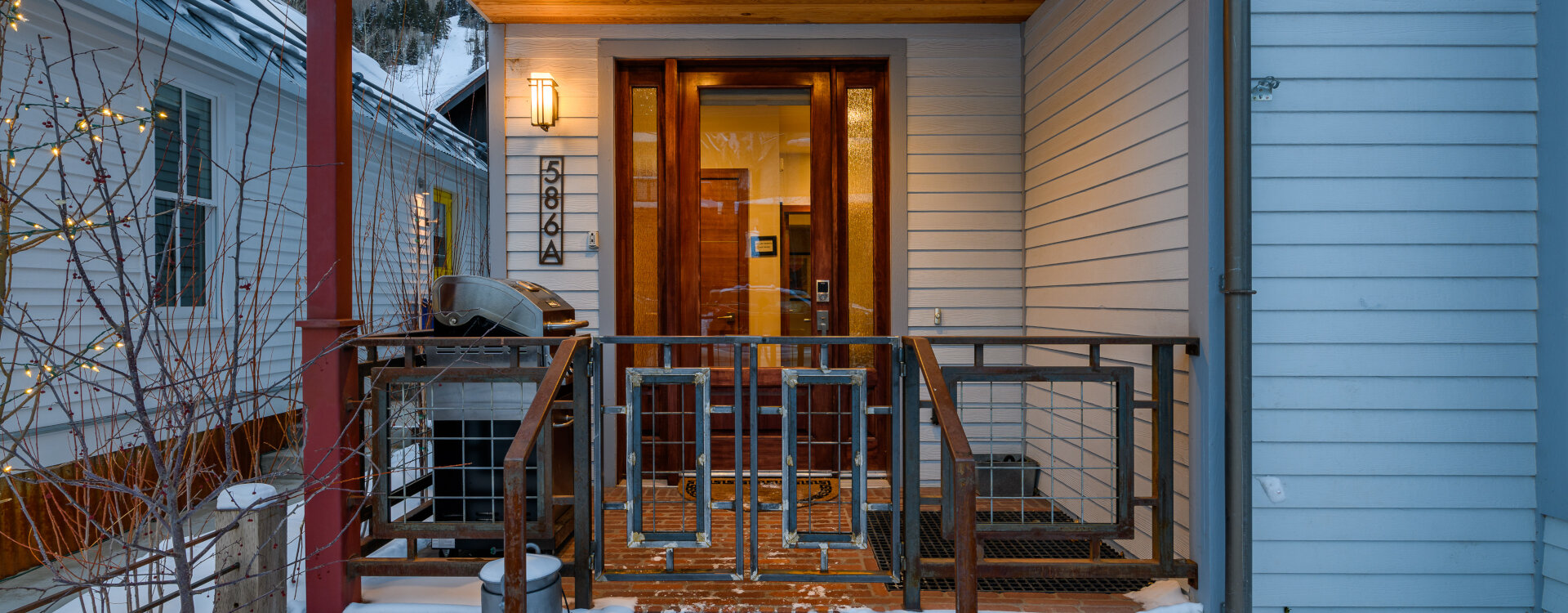 8.02-telluride-local-luxury-winter-front-porch