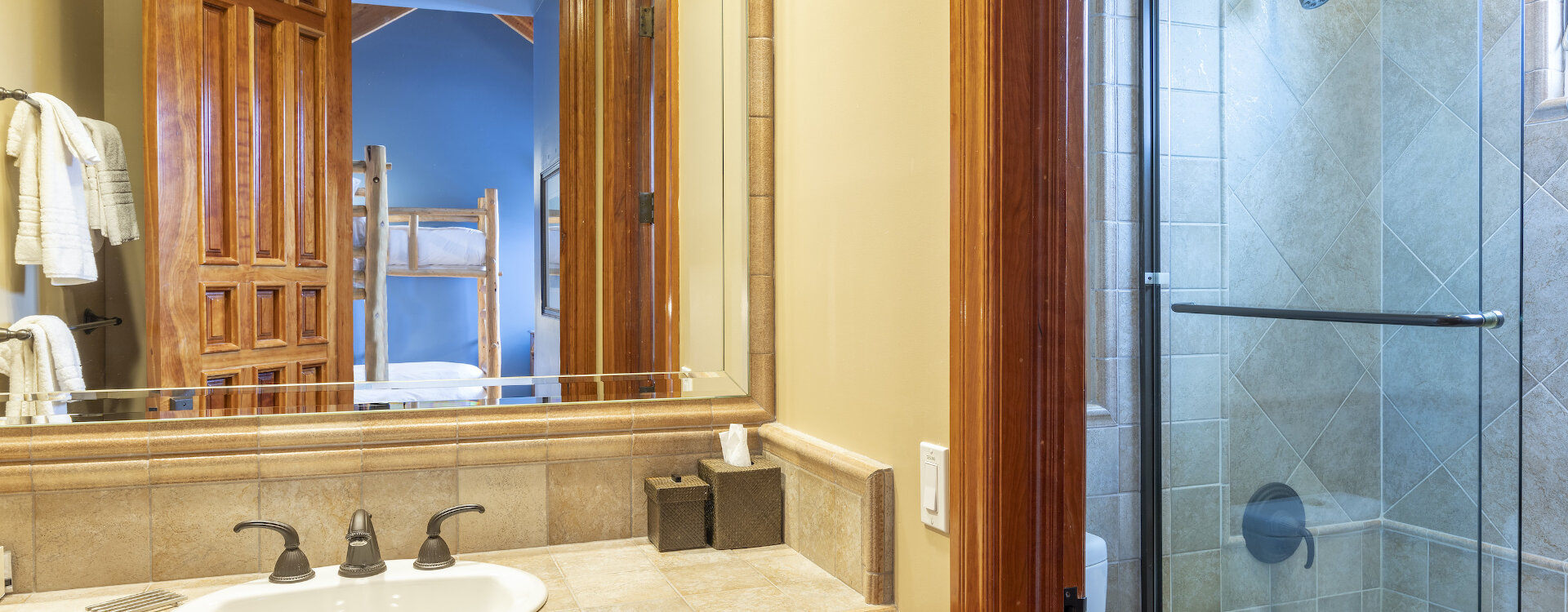 1.33-telluride-gold-hill-bunk-room-bathroom