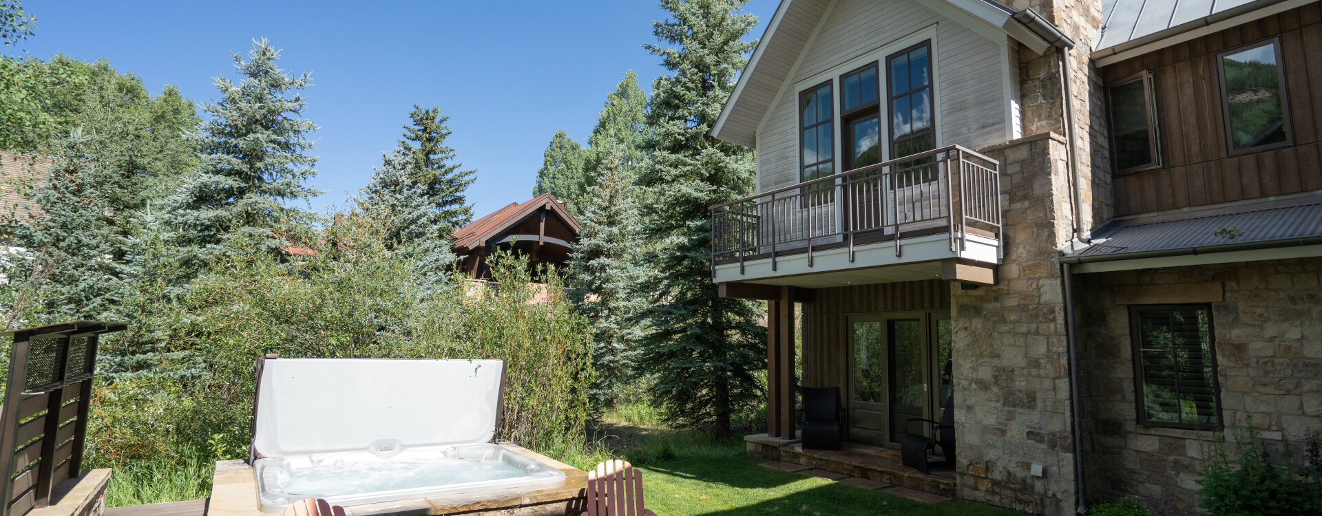 Telluride-East-End-Estate-Hot-Tub-Lawn