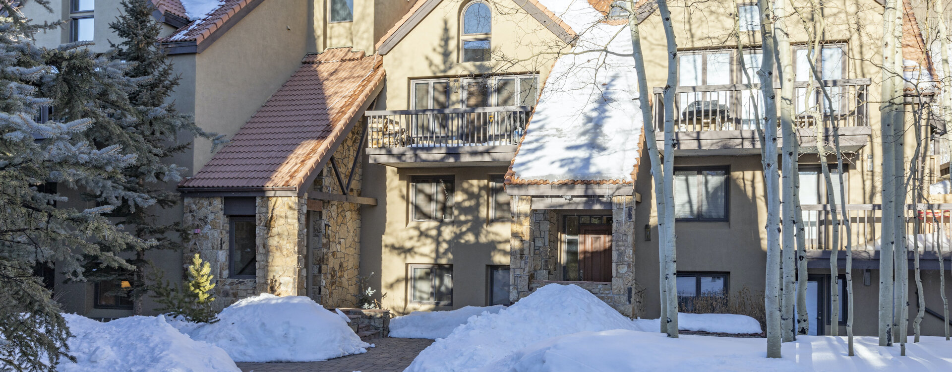 1.01-telluride-kayenta-lodge-exterior