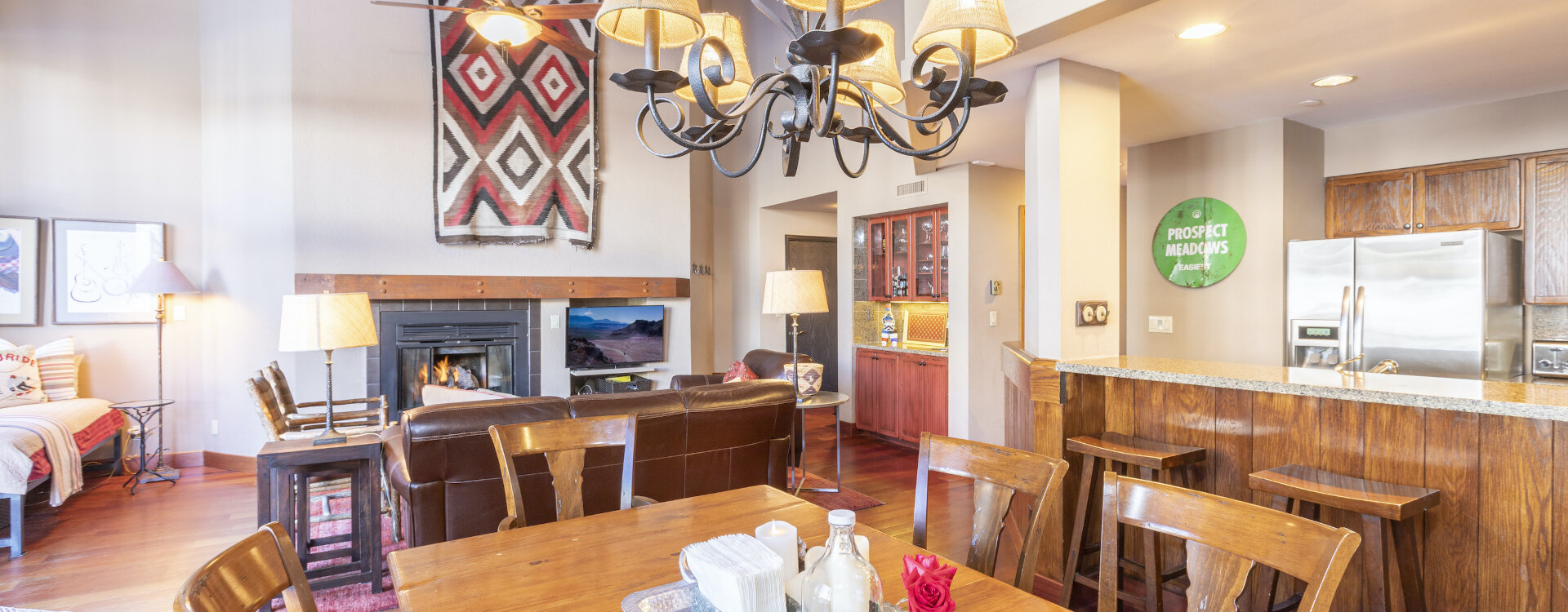 1.05-telluride-kayenta-lodge-dining-room-living-room