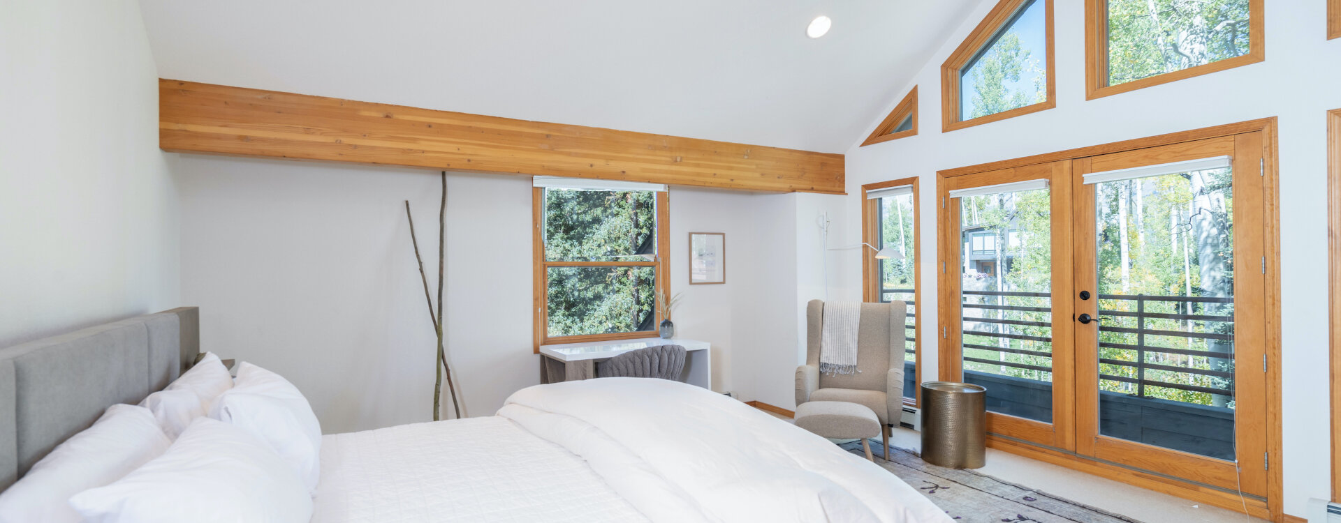 1.06-telluride-haven-on-hang-glider-primary-bedroom