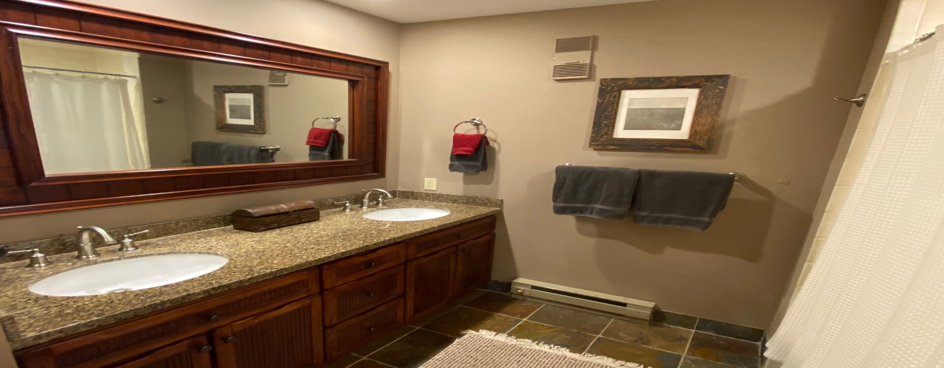 1.18-telluride-kayenta-lodge-guest-bathroom