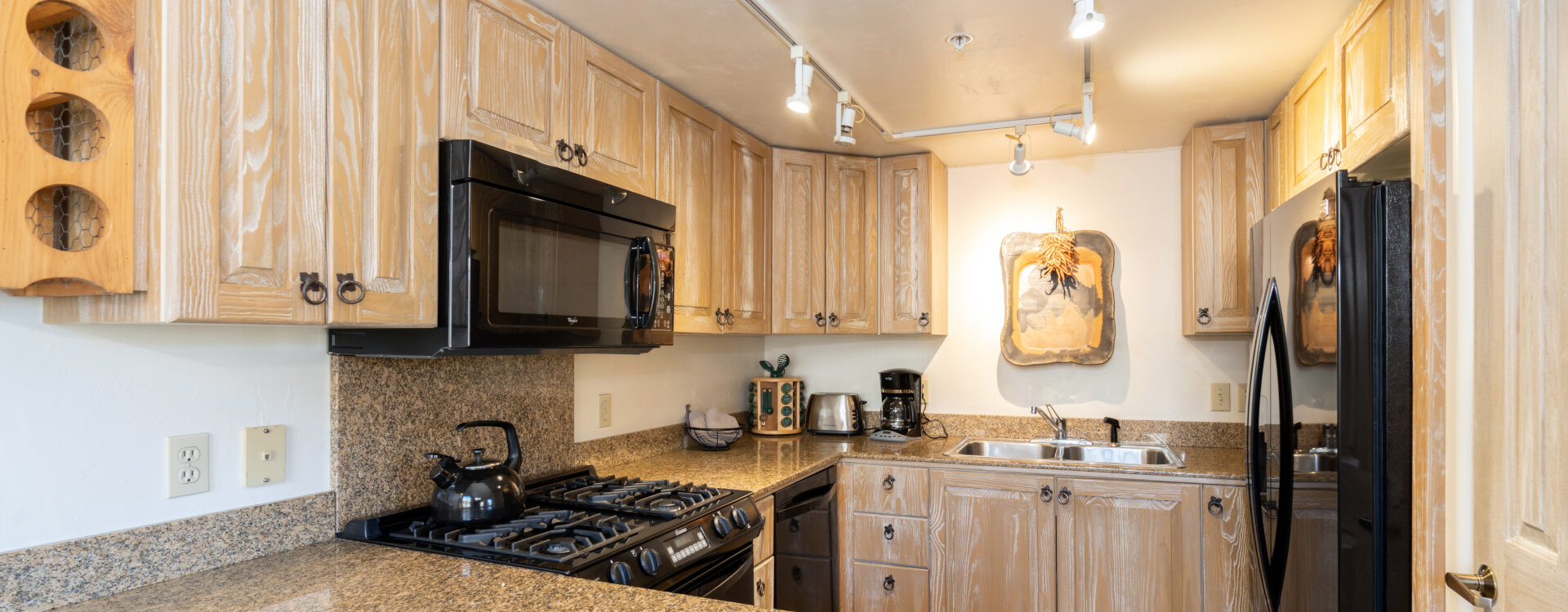 1.03-telluride-double-diamond-3-kitchen