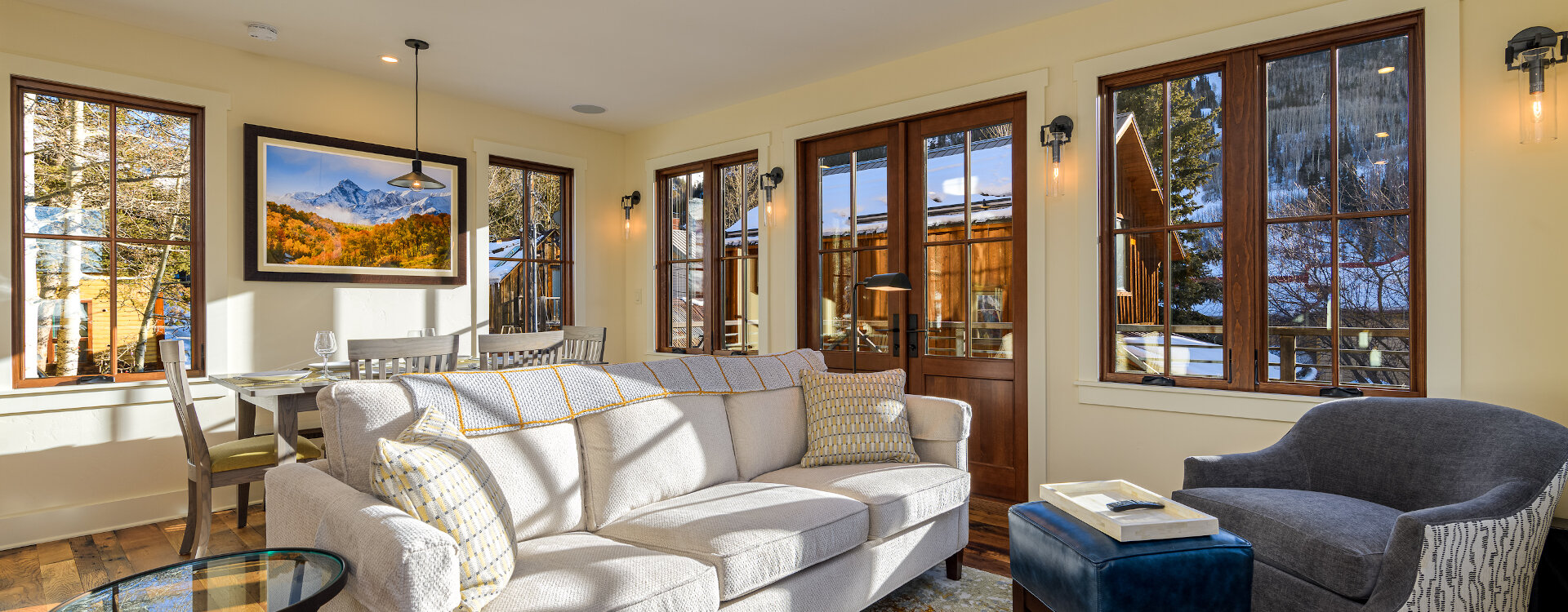 4.03-telluride-the-treehouse-living-room-dining