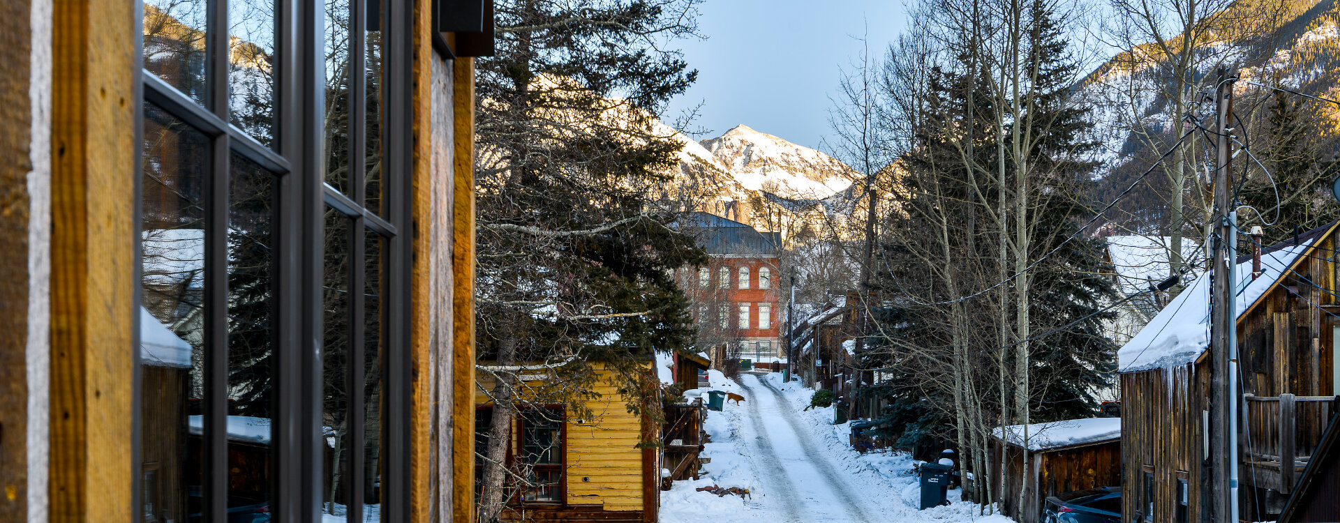 5.01-telluride-the-treehouse-deck-downtown-view