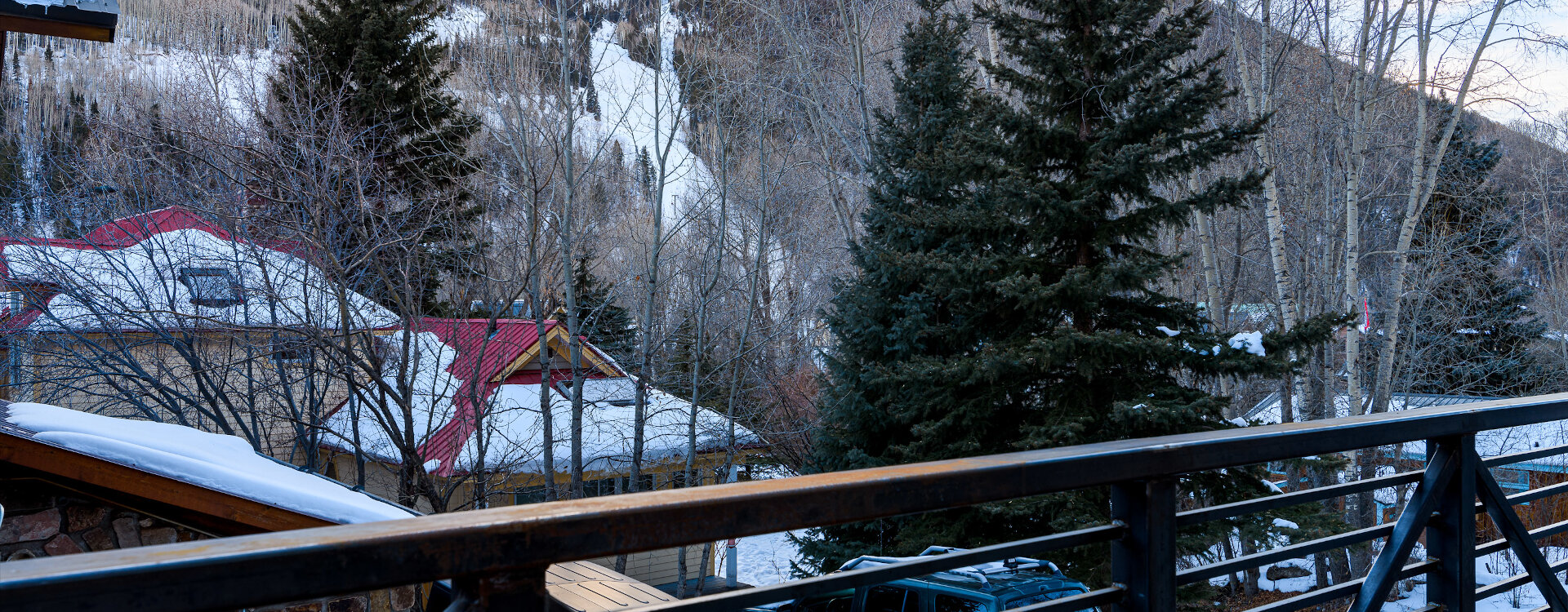 5.02-telluride-the-treehouse-deck-mountain-view