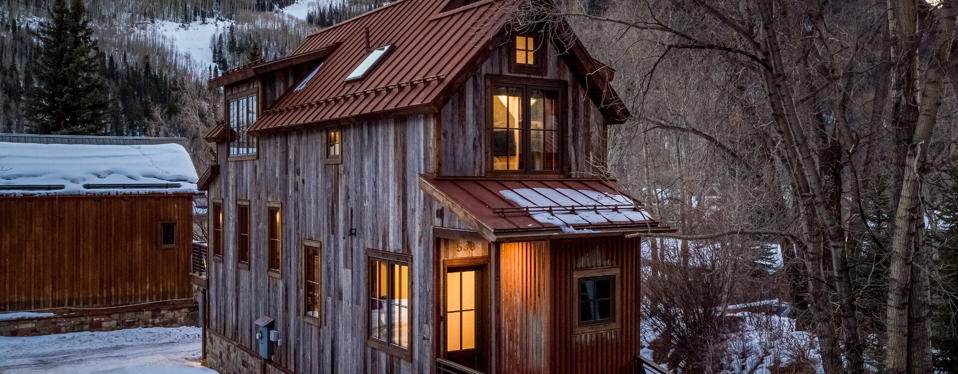 9.01-telluride-the-treehouse-exterior-dusk-view