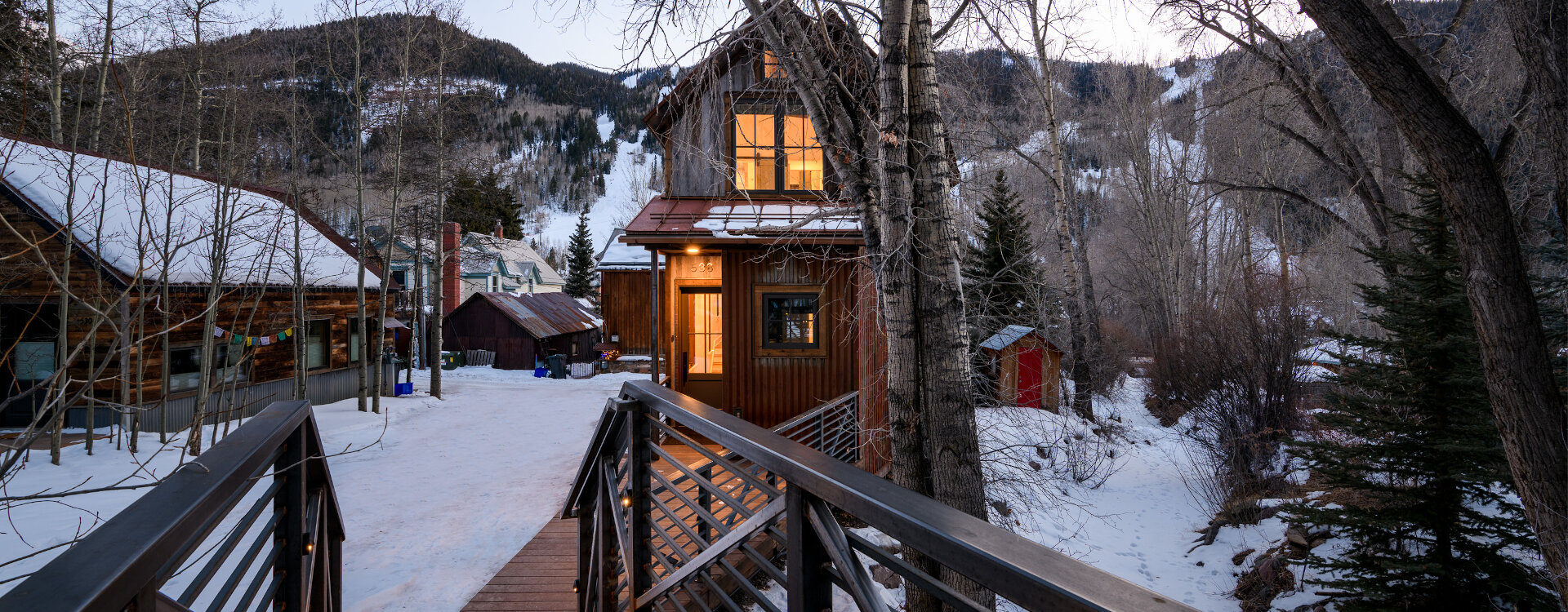 9.02-telluride-the-treehouse-exterior-dusk-bridge