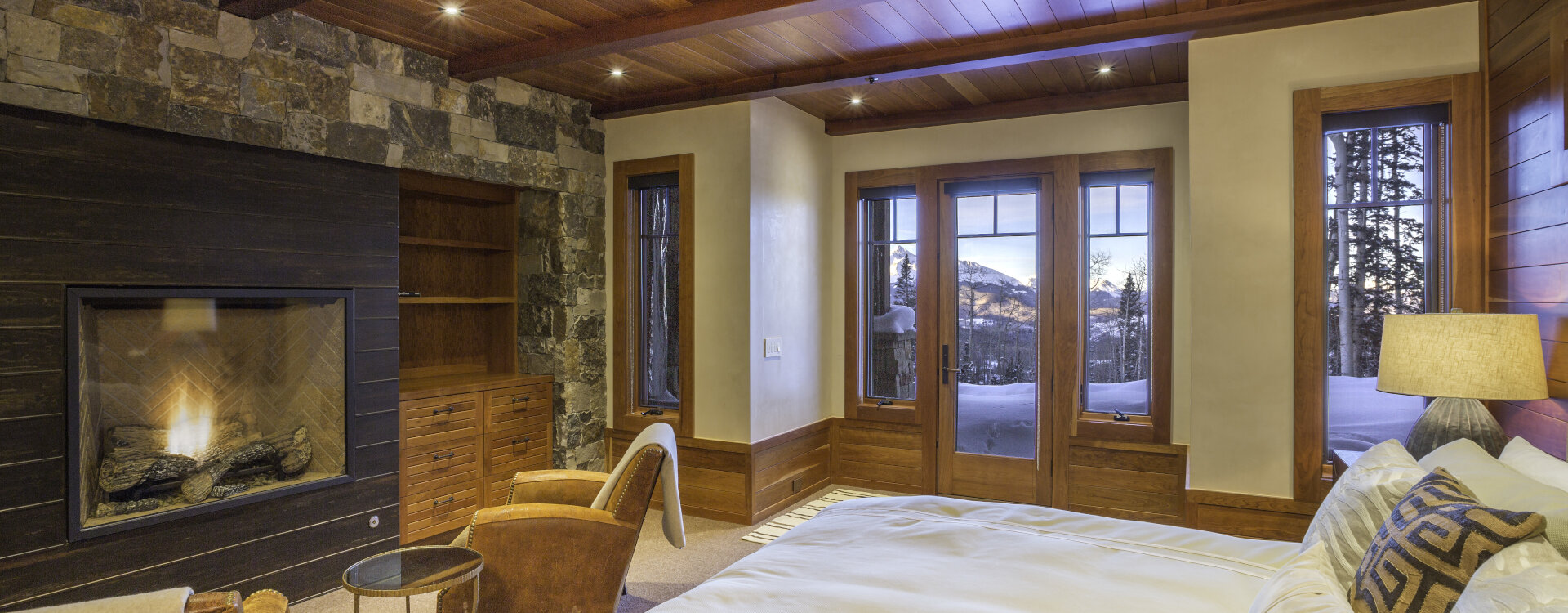 7.02-telluride-cabin-on-the-ridge-primary-bedroom-fireplace