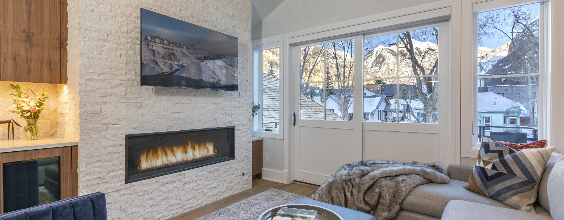 2.02-telluride-oak-at-the-gondola-living-room-fireplace