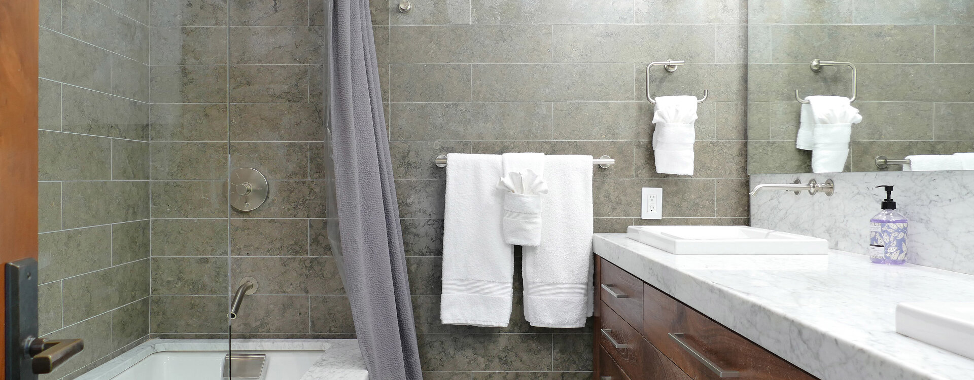 12.02-telluride-parkside-retreat-lower-guest-bathroom-shower