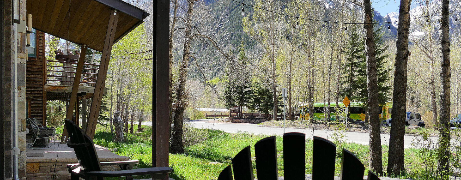 2.01-telluride-parkside-retreat-front-deck-chairs