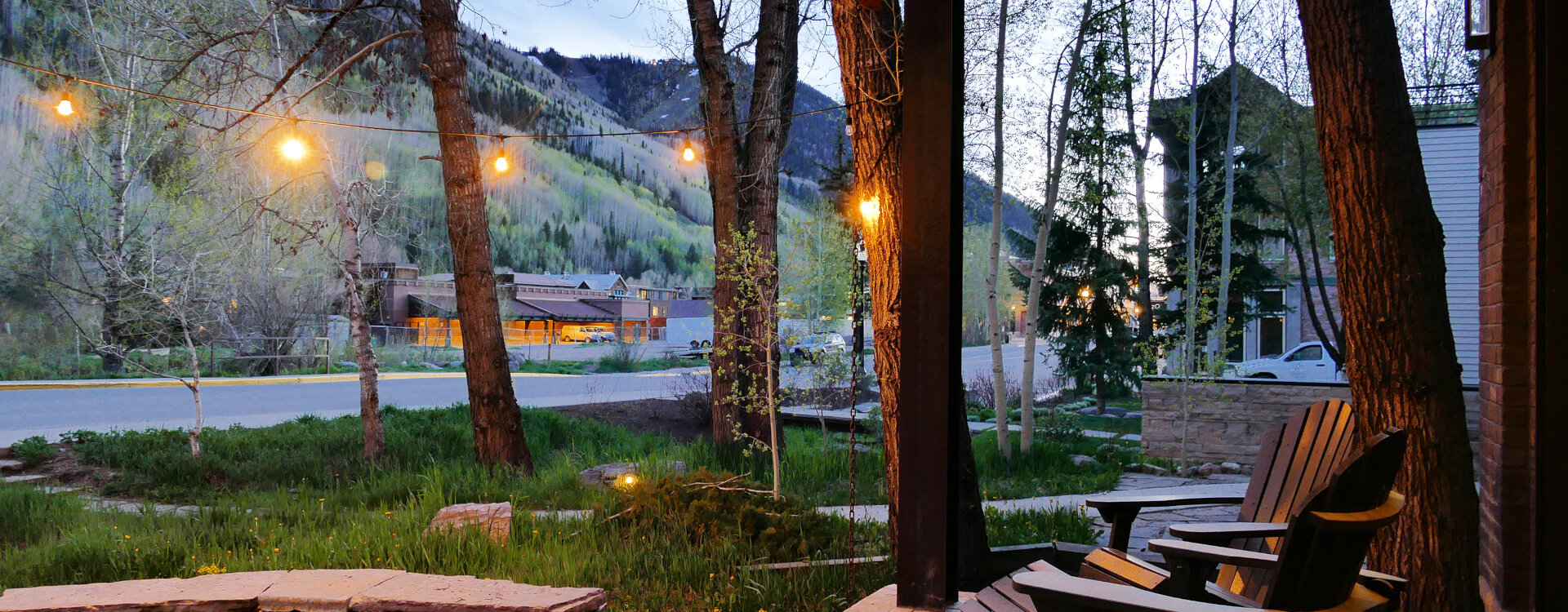 2.03-telluride-parkside-retreat-front-deck-glow