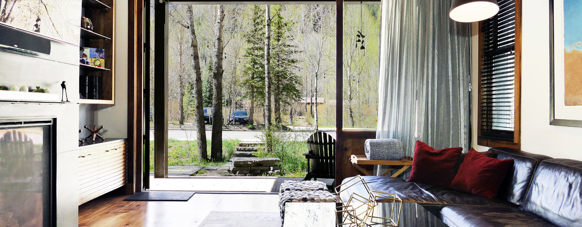 3.03-telluride-parkside-retreat-livingroom-deck