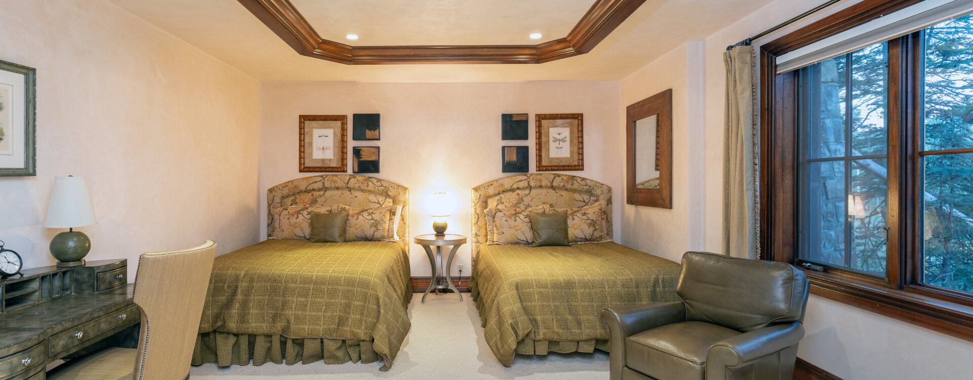 7.01-telluride-picture-perfect-queens-guest-bedroom