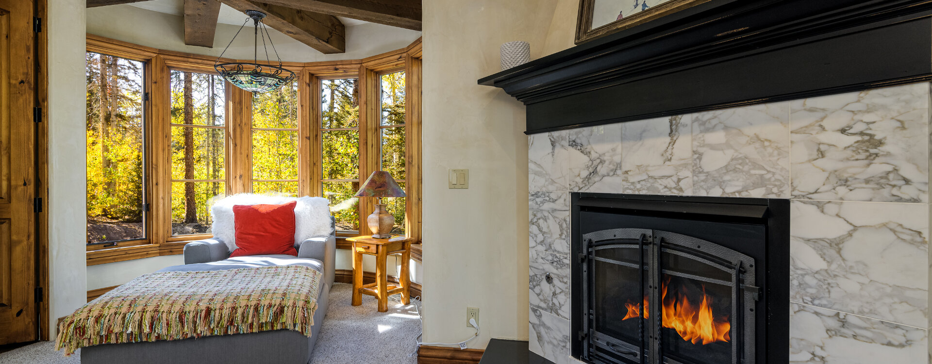 1.19-telluride-twin-elk-primary-suite-sitting-fireplace