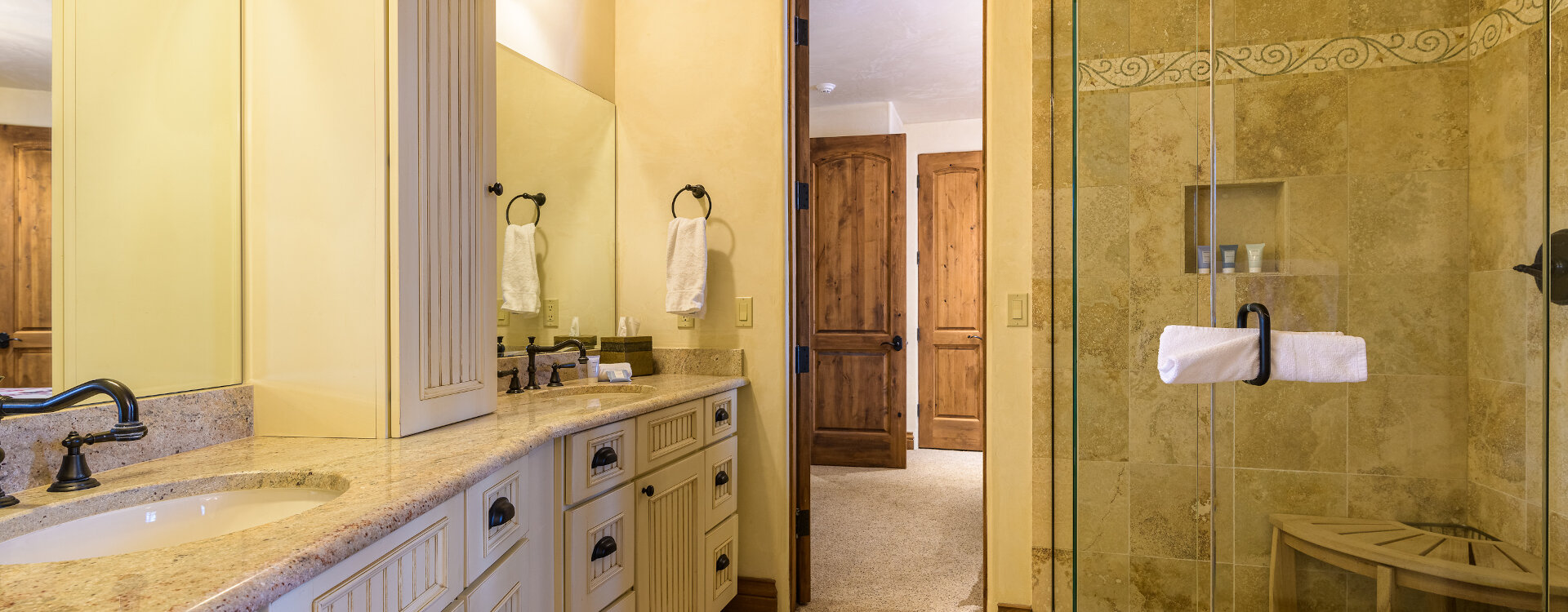 1.23-telluride-twin-elk-second-guest-suite-bathroom