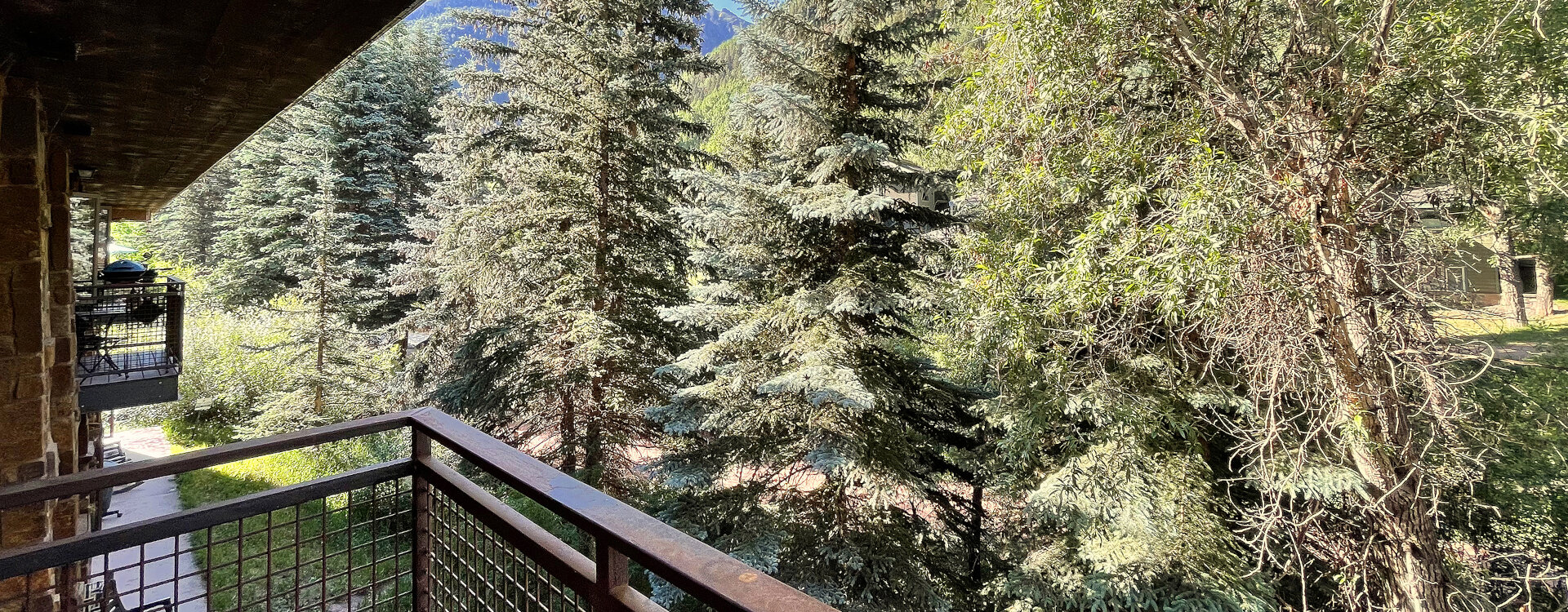 2.11-telluride-bear-creek-modern-4-deck_view_by_river_2