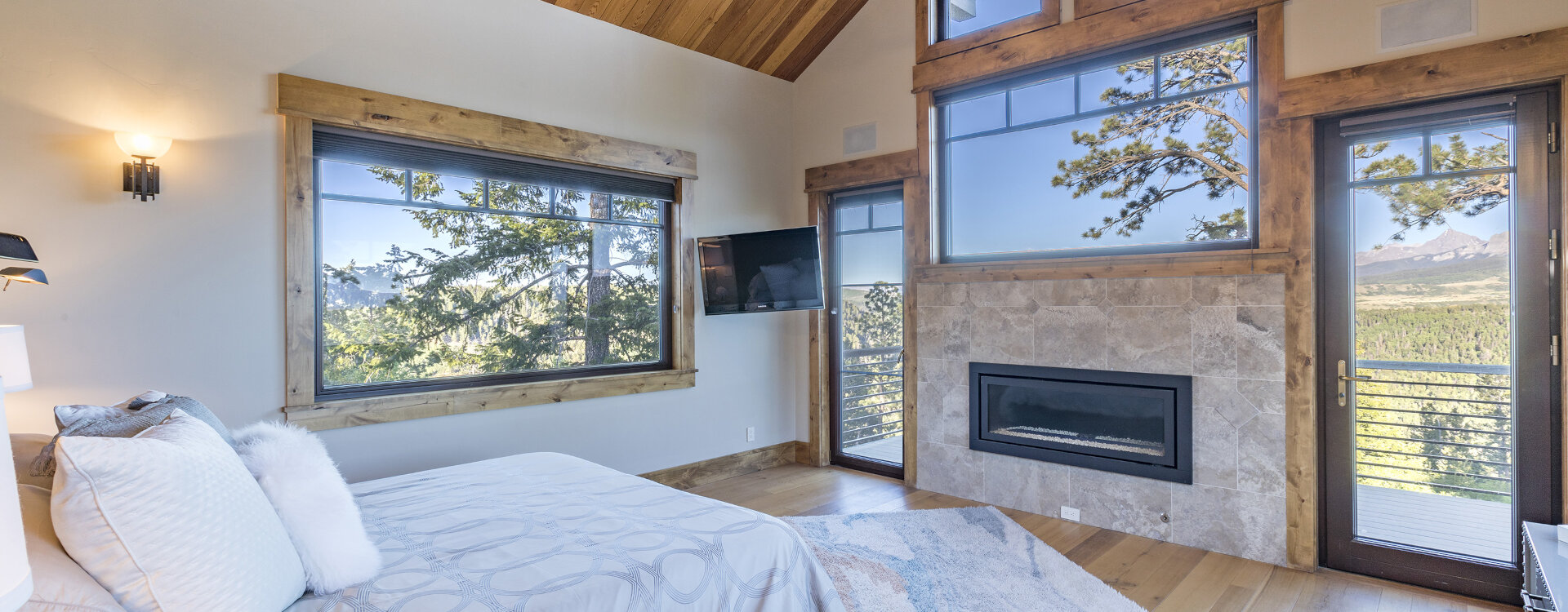 6.6-telluride-eagle_s-ridge-primary-bedroom-view