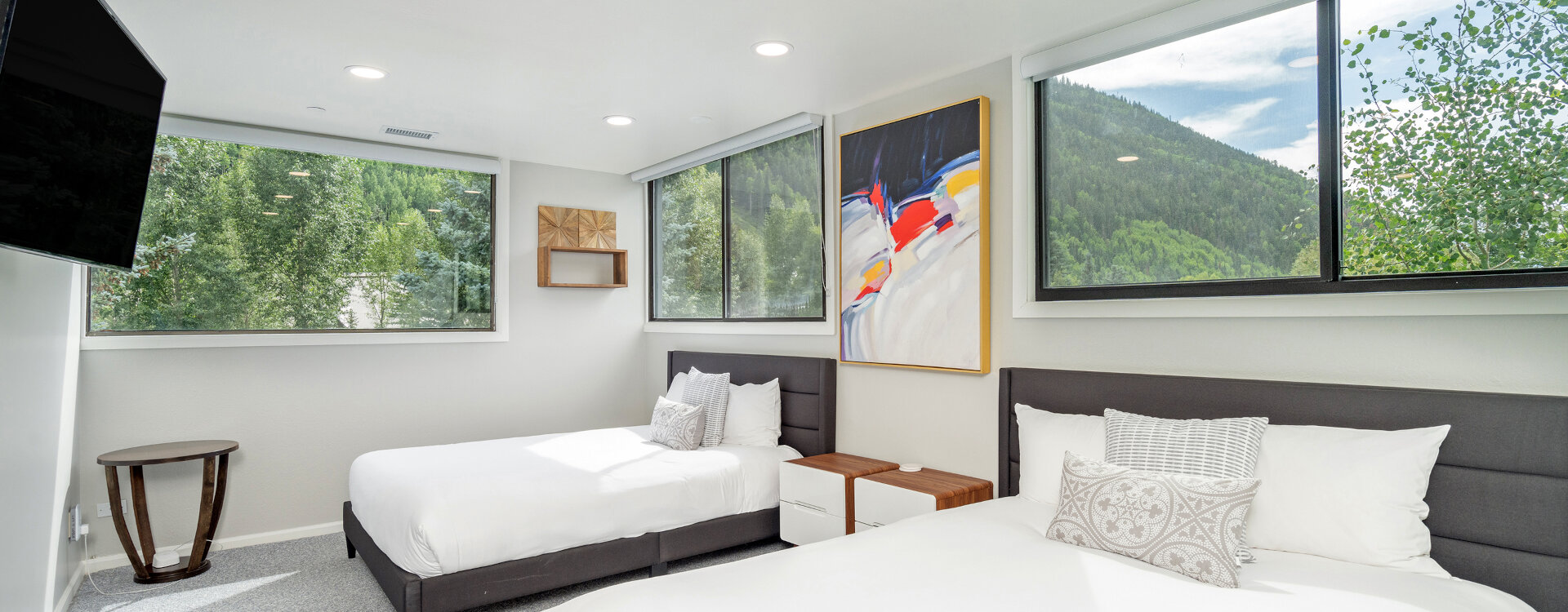 4.01-telluride-lift-7-lodge-guest-bedroom