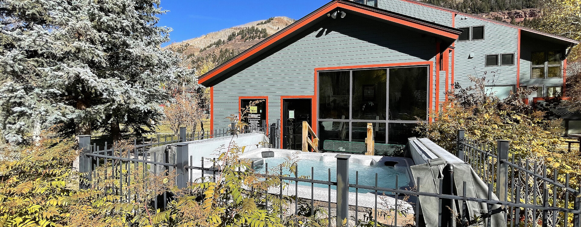 8.01-Telluride-Lift-7-Lodge-Outdoor-Hot-Tub-3