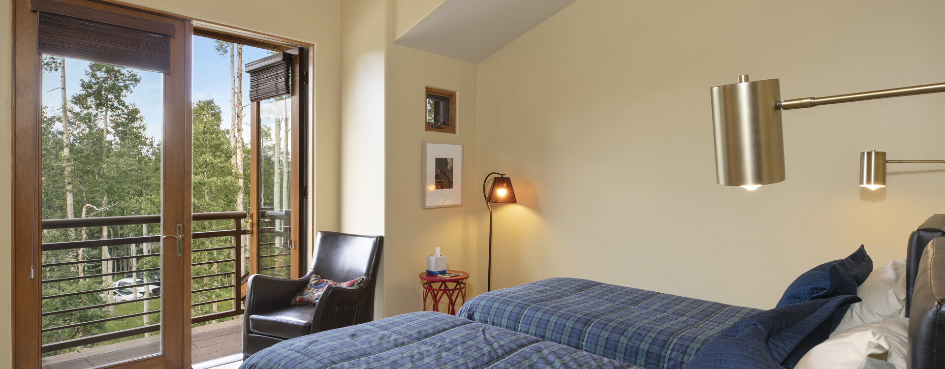 4.1-telluride-wilson-view-guest-bedroom-deck