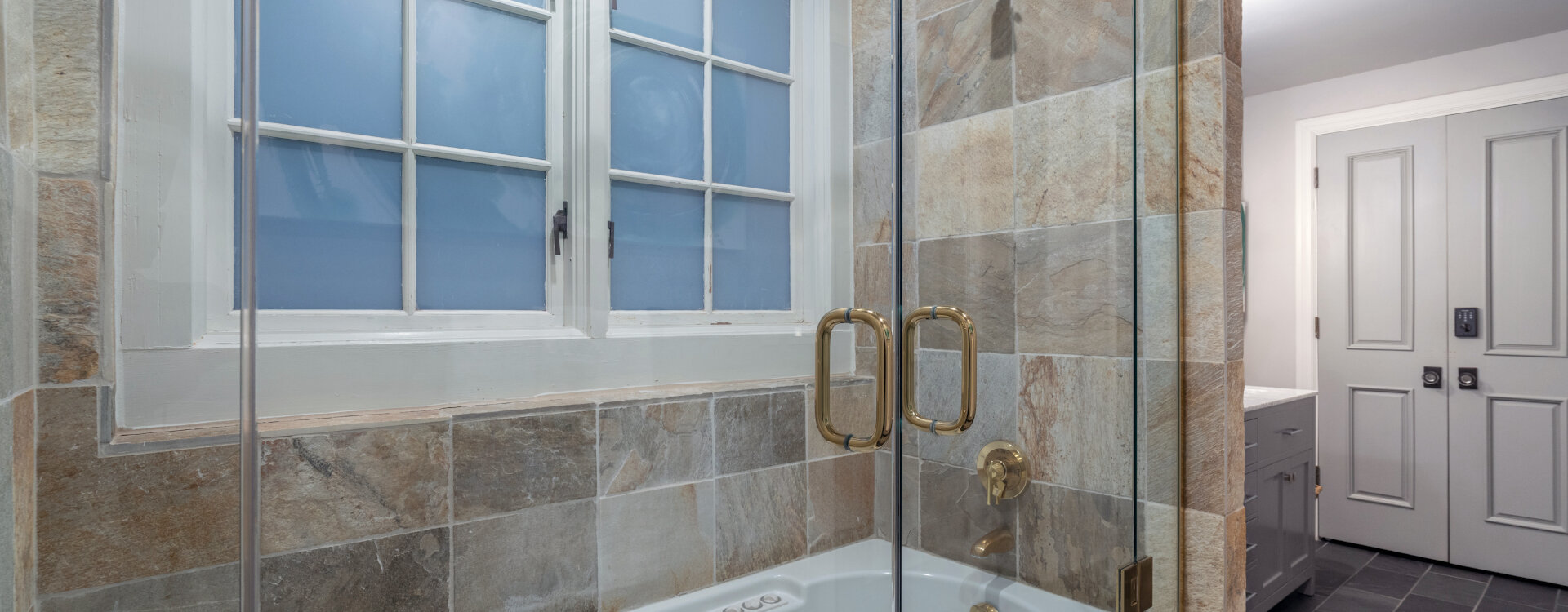 6.03-MV-See-Forever-Cabin-Primary-Suite-Bathroom-2
