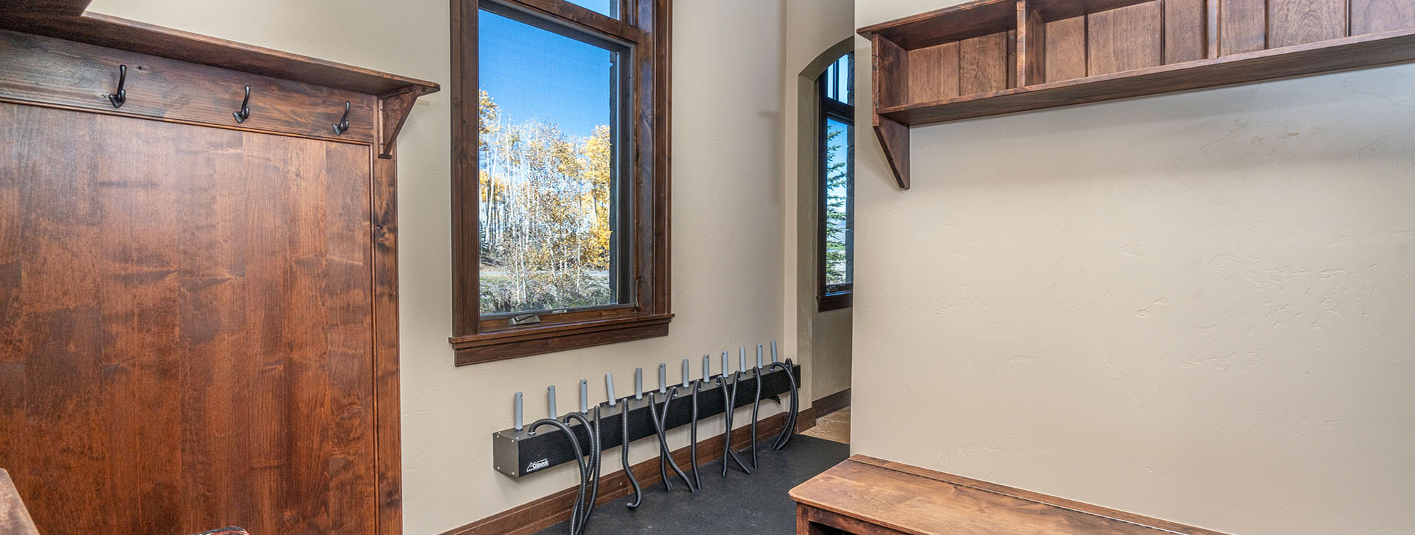 12-benchmark-chateau-mountain-village-mudroom