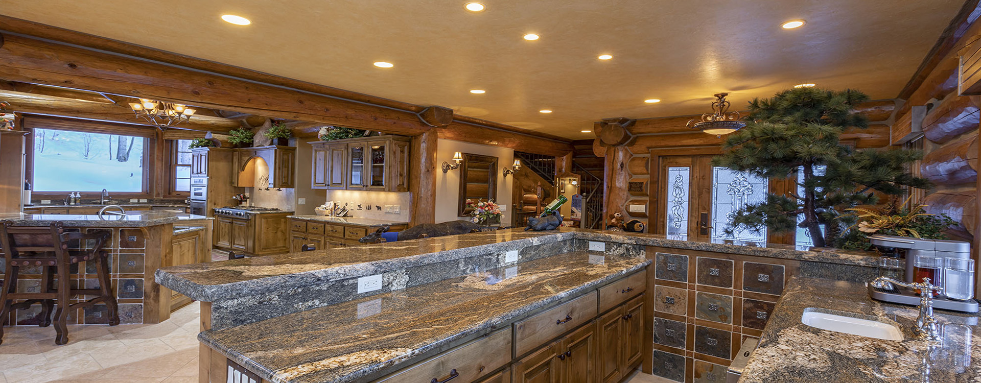 2.08-bearpaw-manor-telluride-wet-bar-kitchen