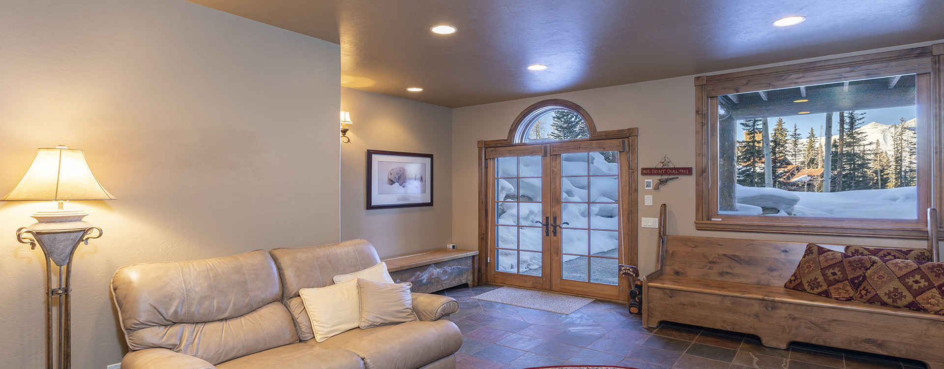 2.12-bearpaw-manor-telluride-lower-living-room-entry-view