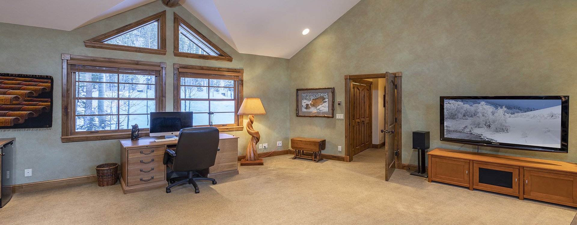 2.15-bearpaw-manor-telluride-office-tv