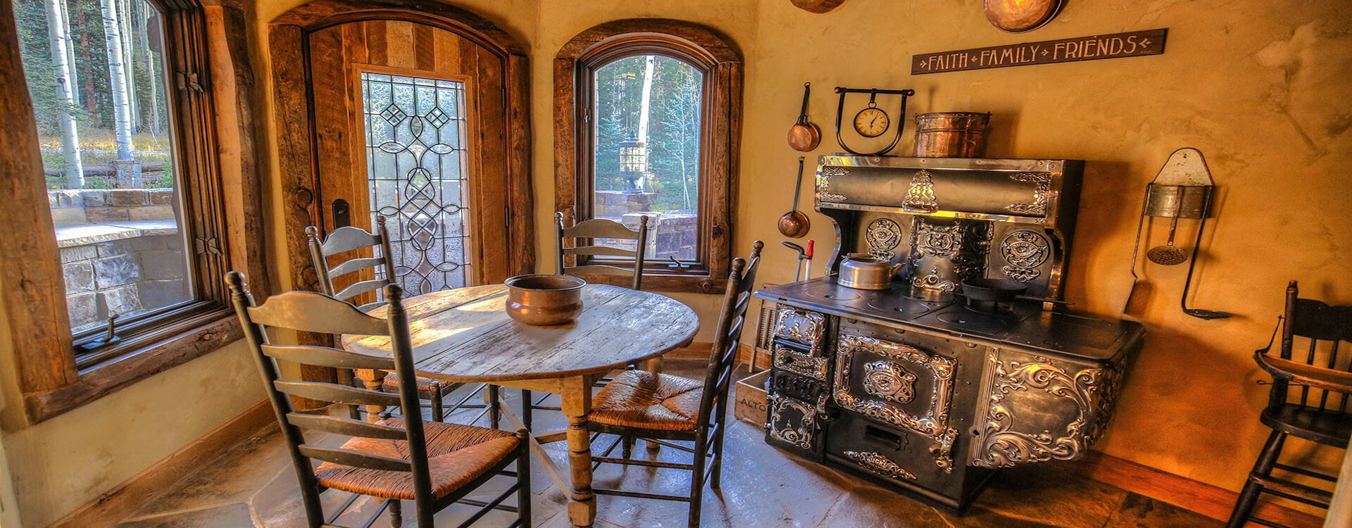 15-telluride-castlewood-breakfast-table