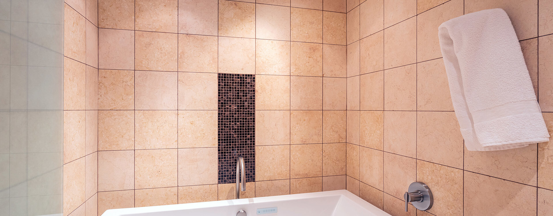 5.3-elkstone-104-mountain-village-primary-suite-bath3