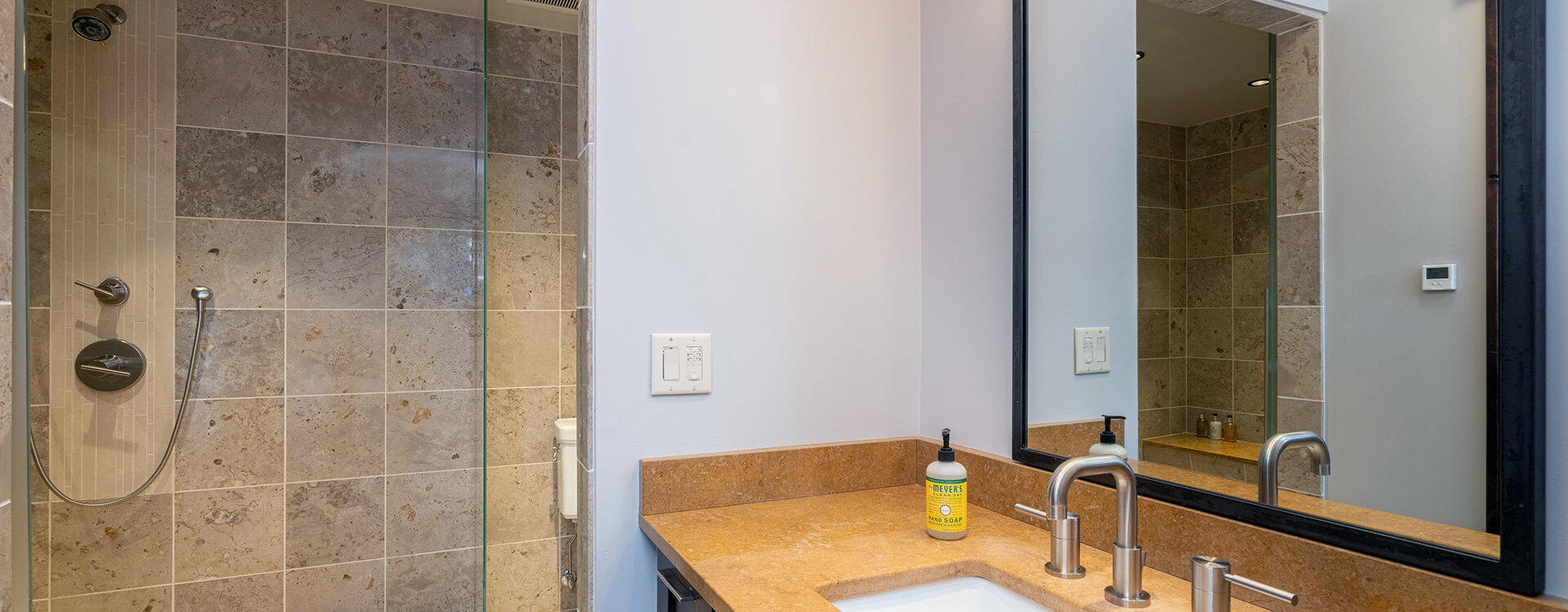 6.1-elkstone-104-mountain-village-guest-suite1-bath1