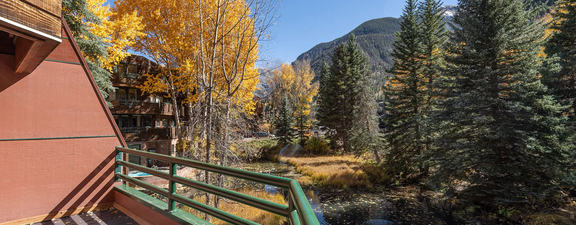 2.5-alpine-escape-ice-house-telluride-living-room-deck1