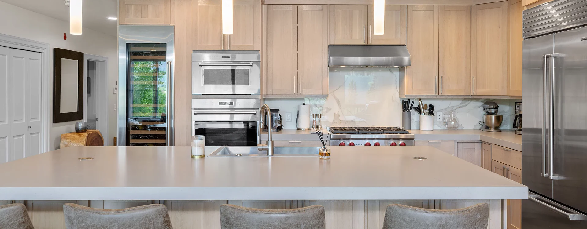 3.1-lorian-luxe-mountain-village-kitchen.webp