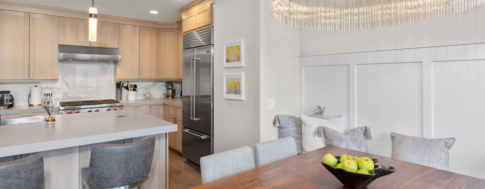 3.3-lorian-luxe-mountain-village-kitchen-dining.webp