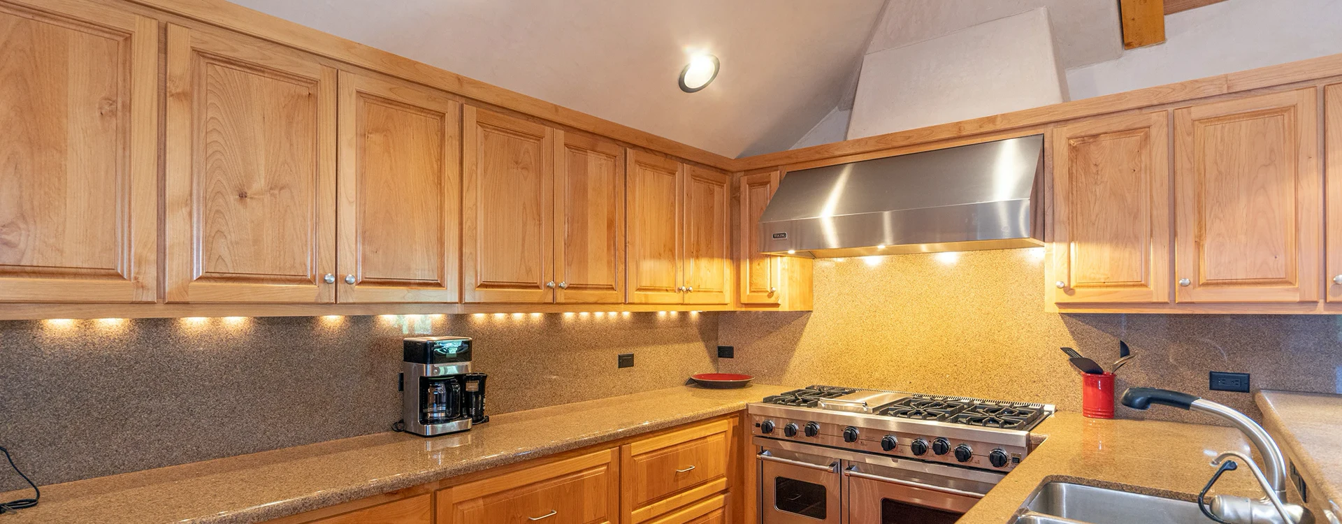 4.1-centrum-penthouse-mountain-village-kitchen.webp