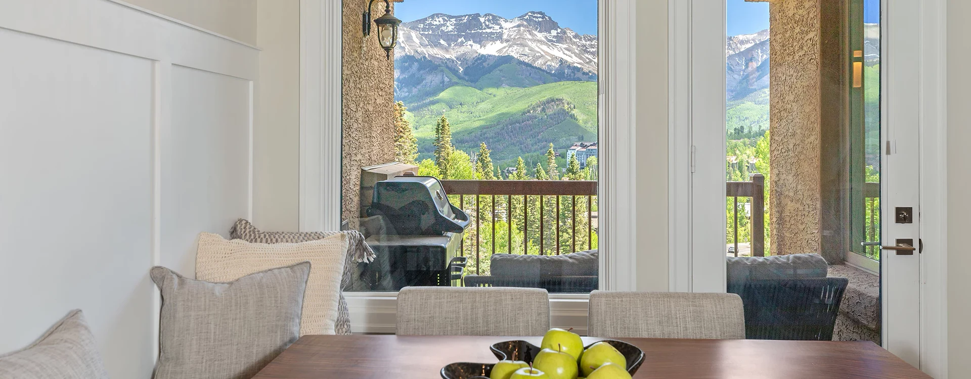 4.1-lorian-luxe-mountain-village-dining.webp