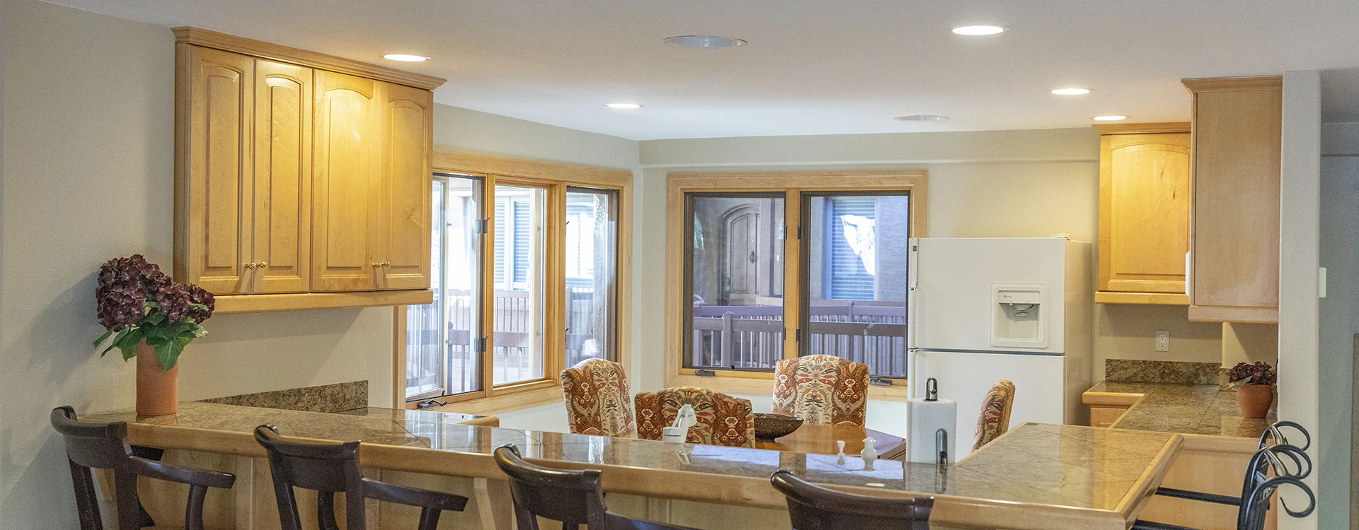 9.2-lorian-luxe-mountain-village-shared-kitchen.webp