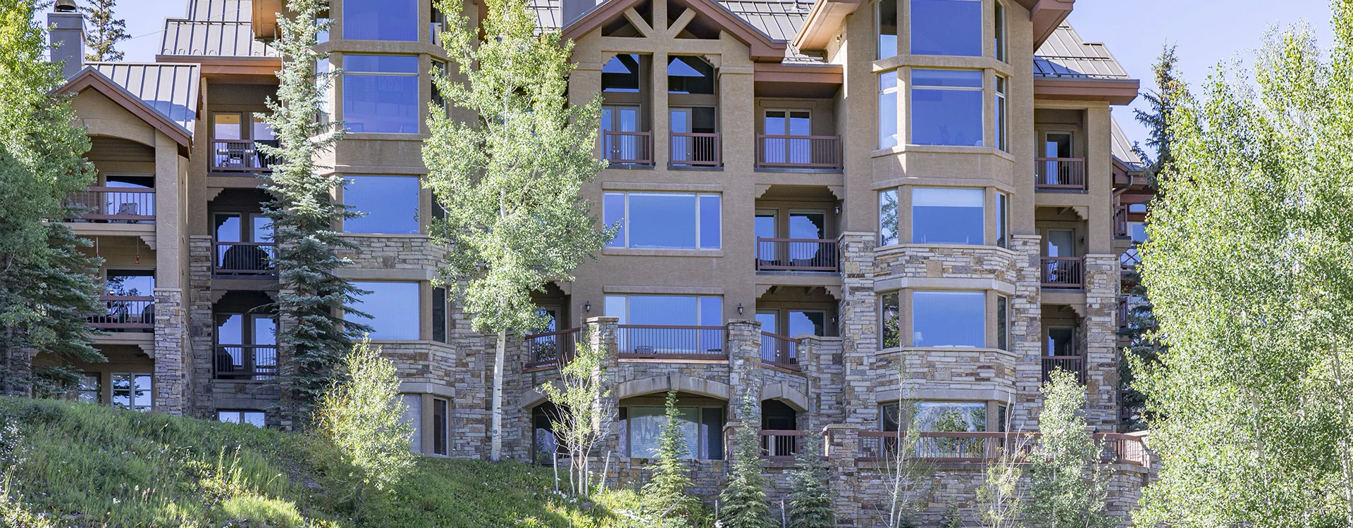 9.4-lorian-luxe-mountain-village-lorian-ext.webp
